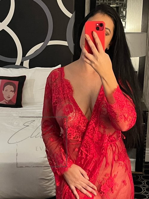 Eva Kant World-Class Travel Muse