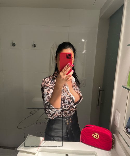 Eva Kant World-Class Travel Muse